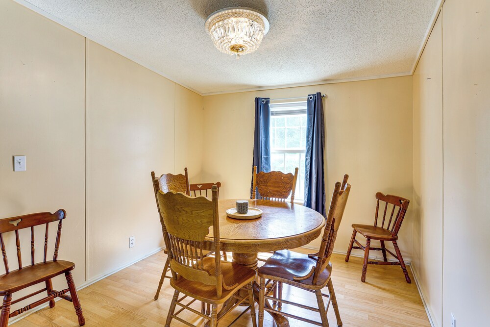 3 Mi to Dtwn: Pet-friendly Farm Retreat in Paris!