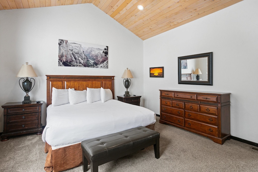 2430 Queen Esther Dr - 5 Bedroom Home with Spa 5 Home
