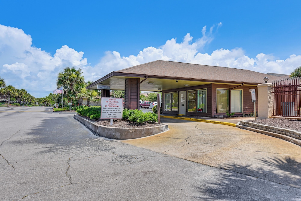 Walk to Beach: Resort Getaway in Pcb!