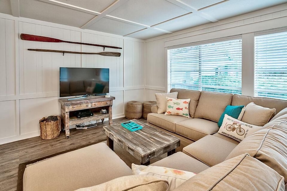 GOOD THYMES 3 Bedroom Holiday Home by Five Star Properties