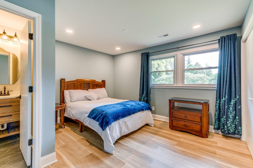 Charming Charlotte Home: 2 Mi to Downtown!