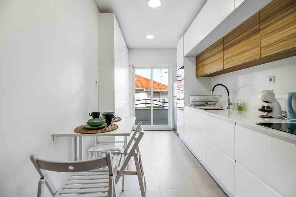 Bright Flat by Carcavelos Beach With Fast Wi-fi