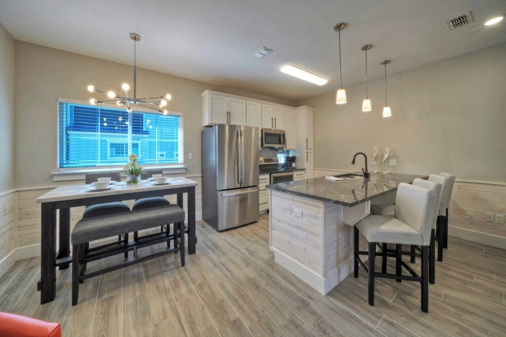 Sleeps 33! 4 Condos, Walk to the Beach, Resort-style Pool, Endless Summer Resort