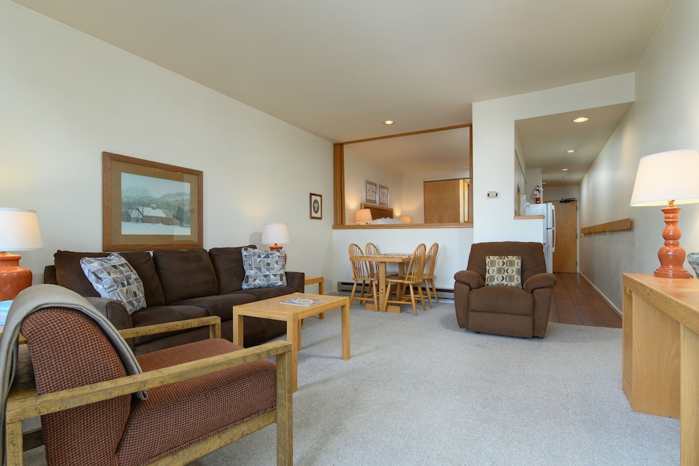 203 Village Gate 1 Bedroom Condo