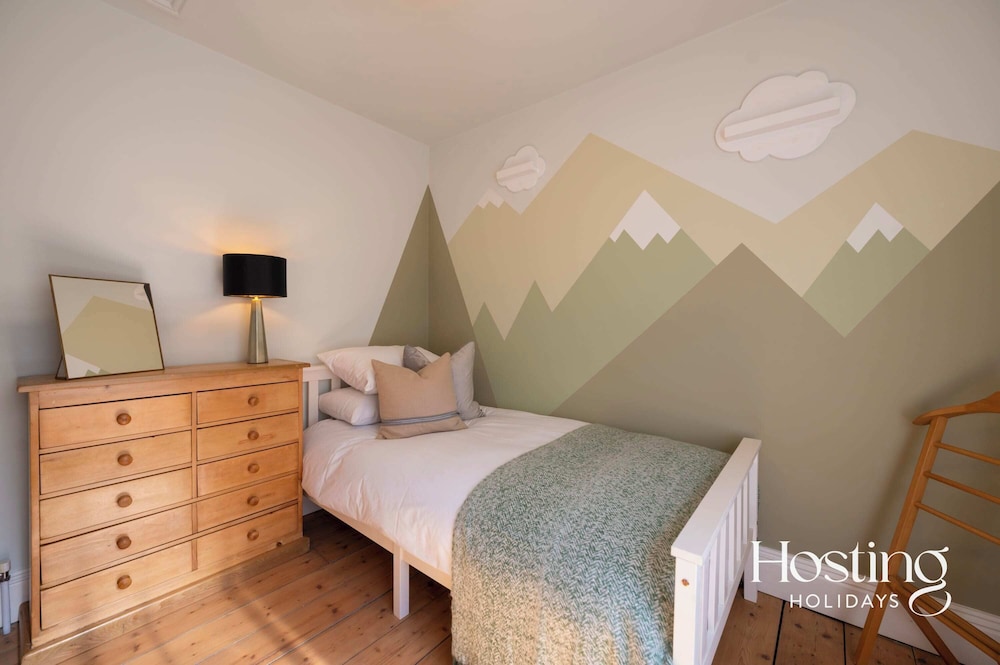 The Aston - Superbly Equipped 4 Bedroom Townhouse view 5