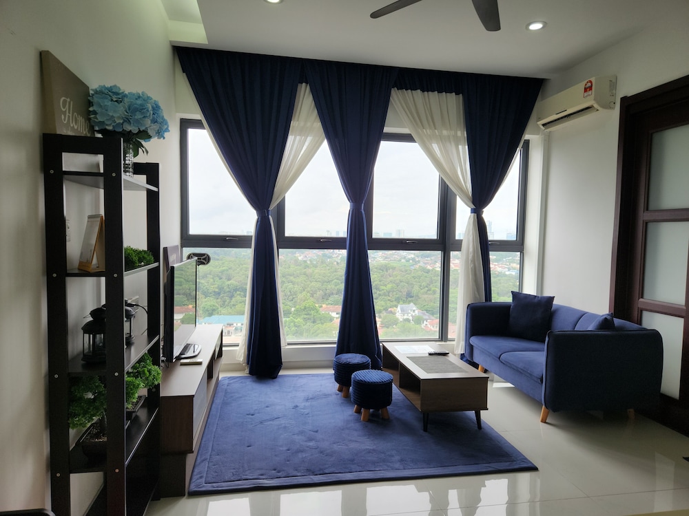 Country Garden Danga Bay by Widebed JB