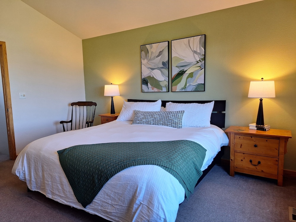 Rigden Retreat Garage, Dog Friendly, Near Trails