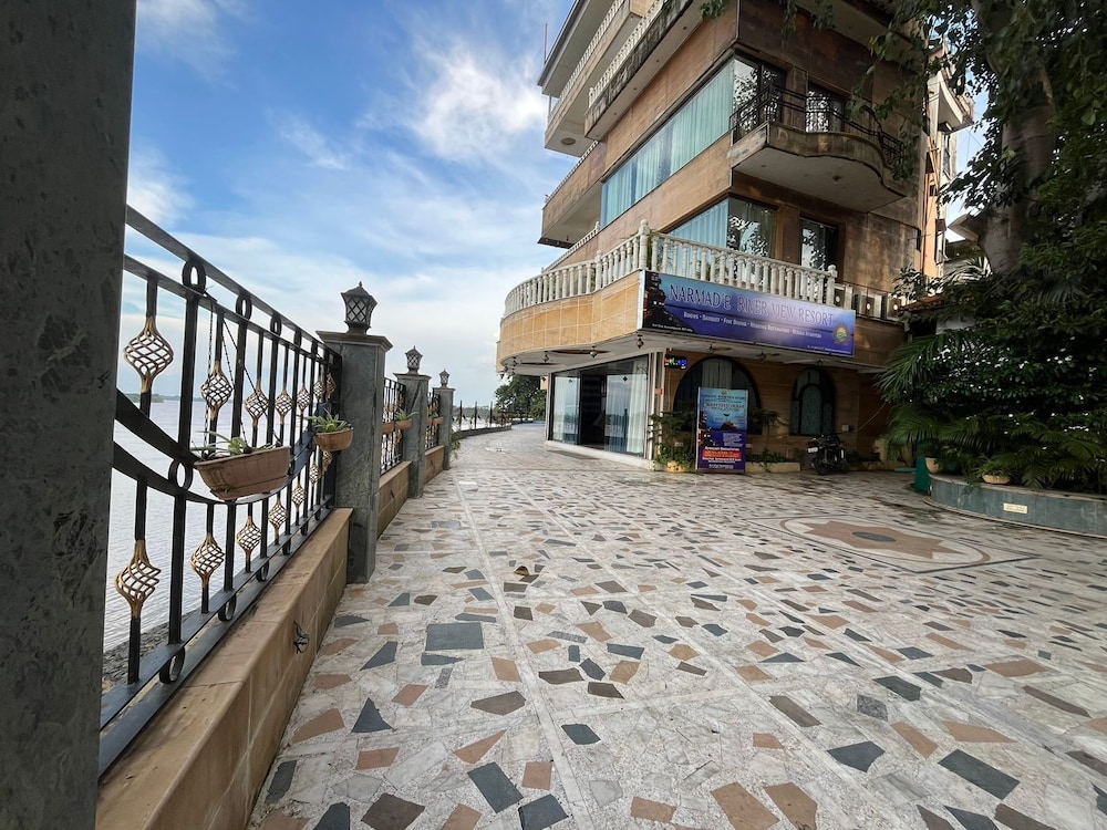 TreeHouseNarmade A Riverfront Resort Spa