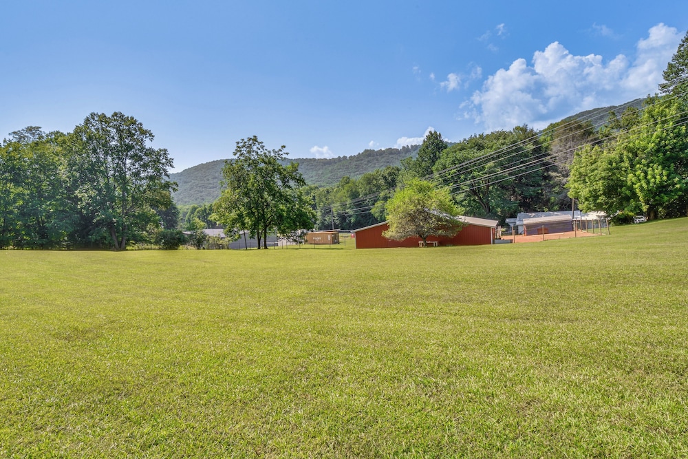 Hiawassee Cabin Near Lake Chatuge + AT Trailheads