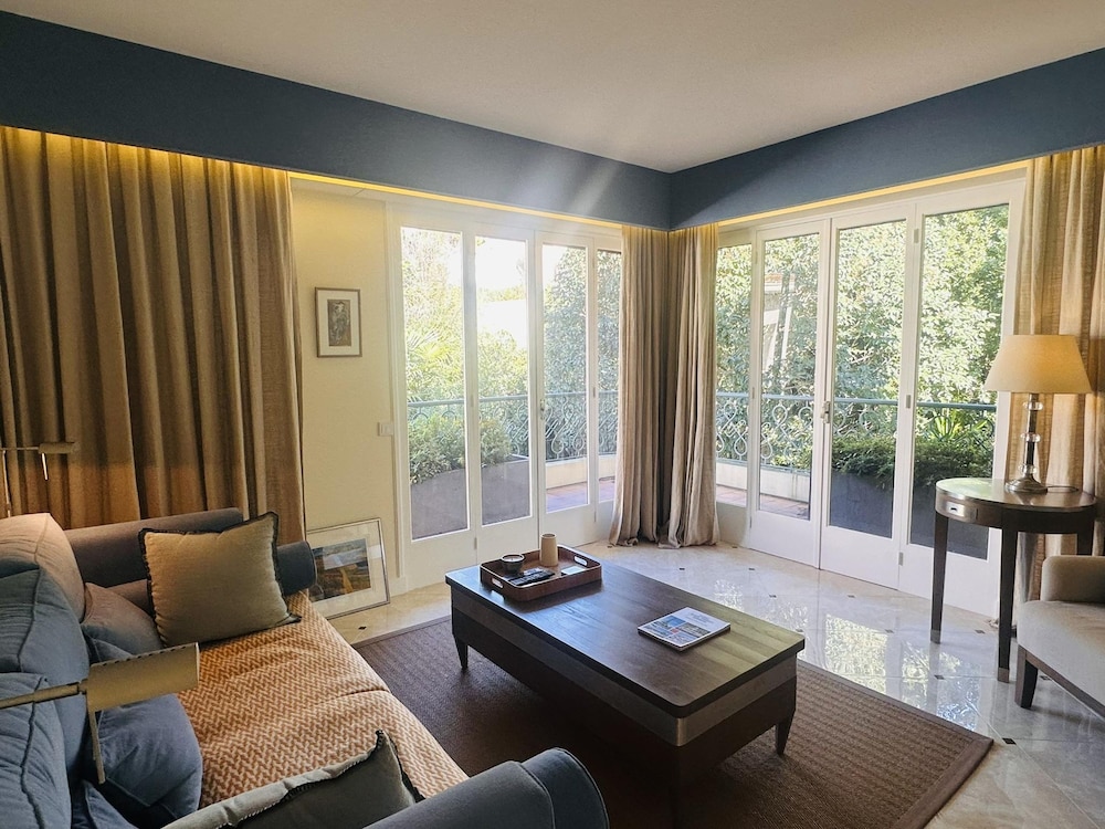 One Bed Apartment Just Minutes Walk From the Croisette and the Palais in a Secure Residence - 1693