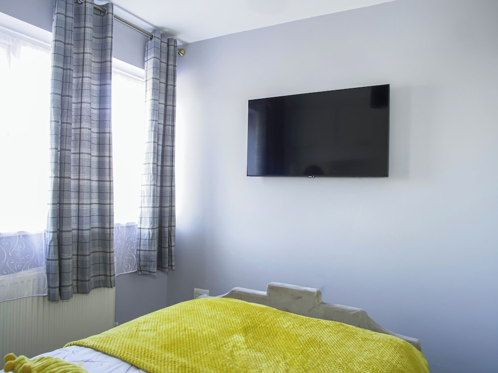 D'luxe 5-bed House - Sleeps 12 & Private Parking
