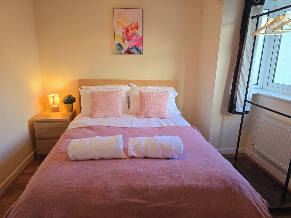 Bright 4-bed Swansea Getaway With Parking