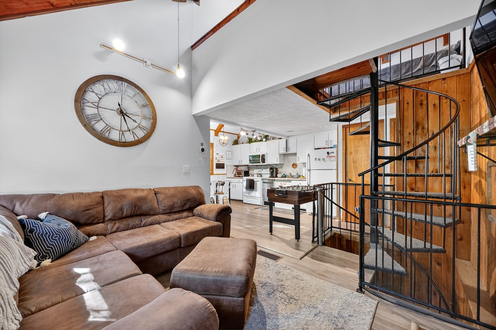 Mountain Escape With Hot Tub & Stargazing 3 Bedroom Cabin