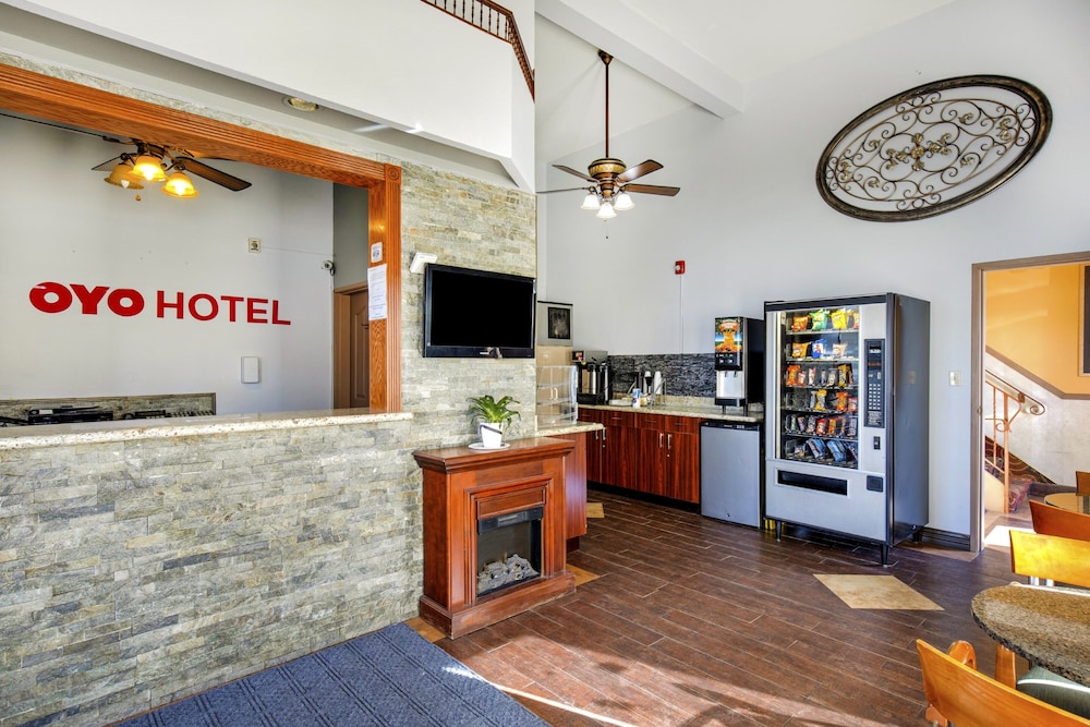 Castle Rock Vacations - OYO Hotel Castle Rock CO Downtown - Property Image 5