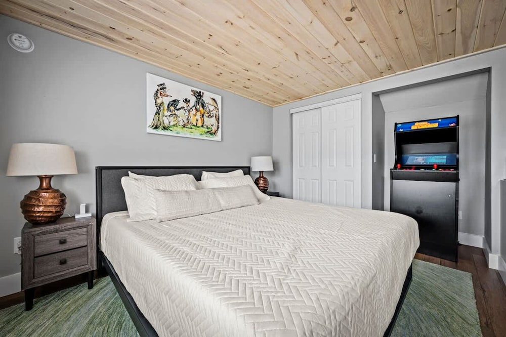 Loft Sleeps 8 Views Indoor Pool Access