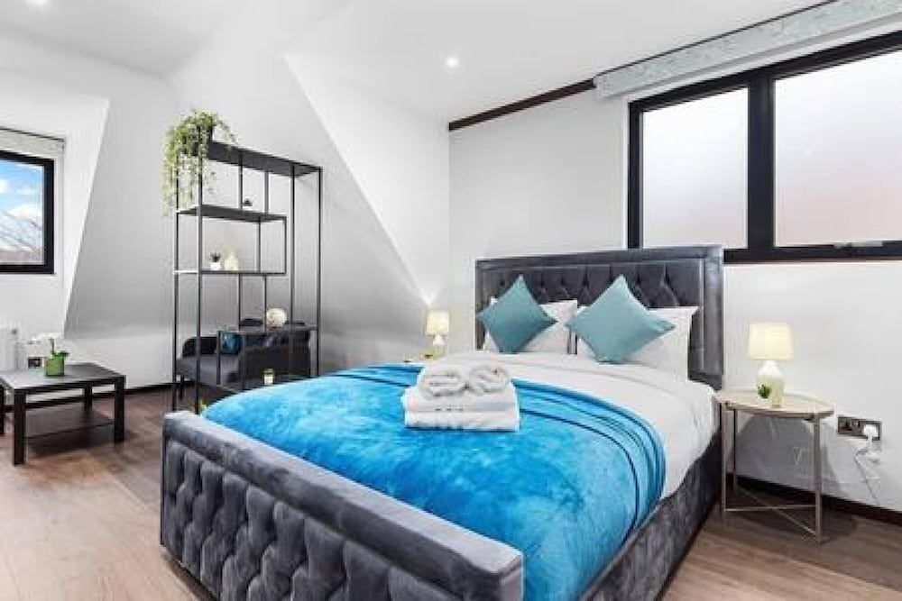 Luxury Spacious 2 Person Suite in North London