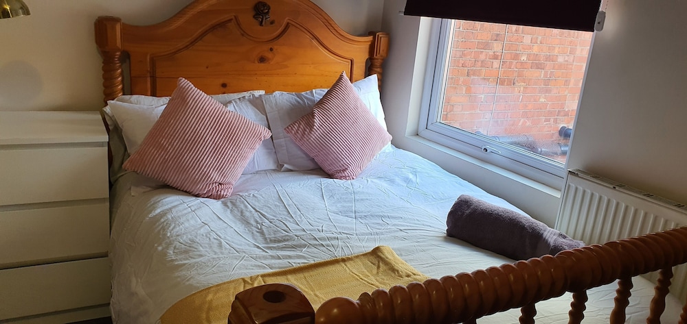 Room in Guest Room - Comfortable Size Room in Coventry