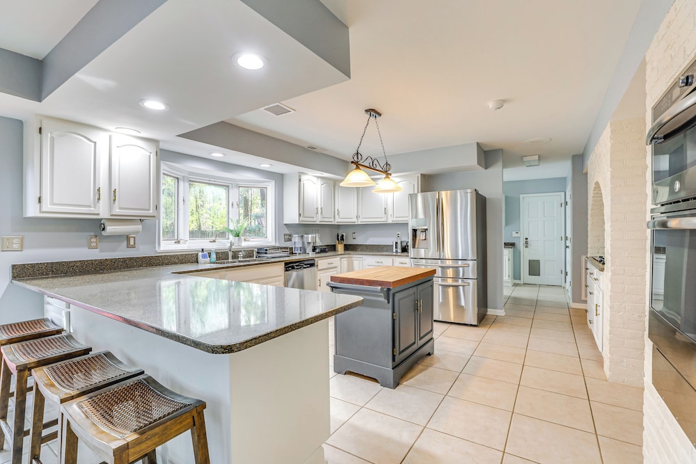 Pets Welcome, Golf Course View: Legend Oaks Home!