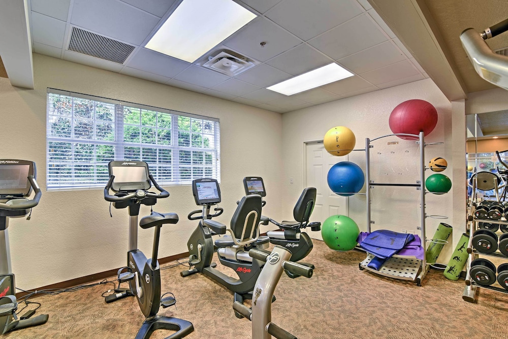 7 Mi to Disney World: Condo w/ 2 Balconies + Pools