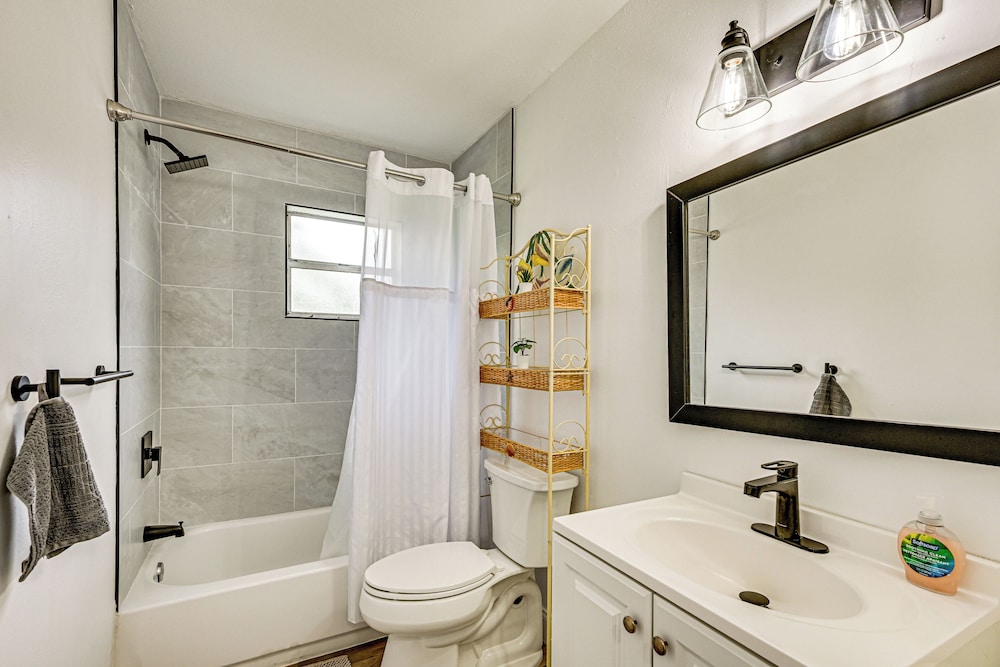 1 Mi to Busch Gardens: Modern Home w/ Private Yard