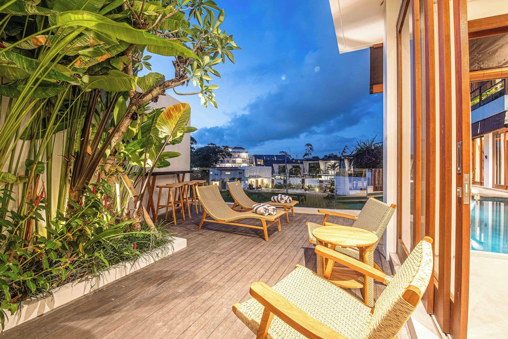 5-br Beach Villa in Canggu Overlooking Rice Fields