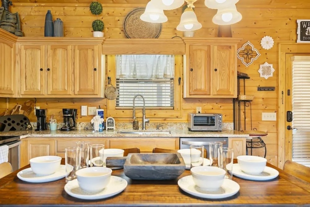 Hillbilly Hideaway 4 Bedroom Cabin