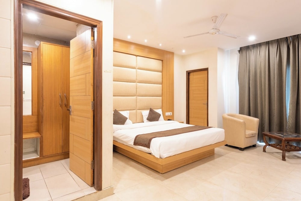 Shining hills by Lawrence Hotels