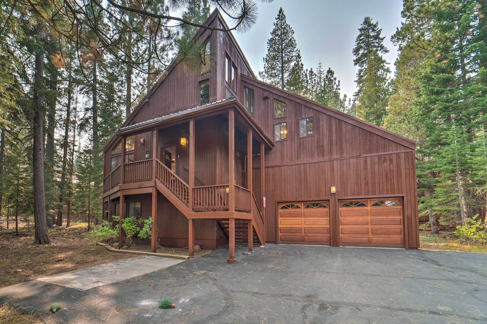 Hot Tub & Deck: Truckee Golf Course Home