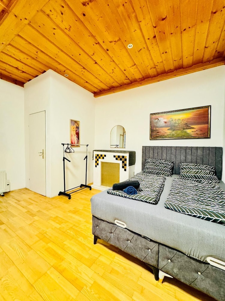 Cozy 4BR Apt for 12P Near FAC Platz