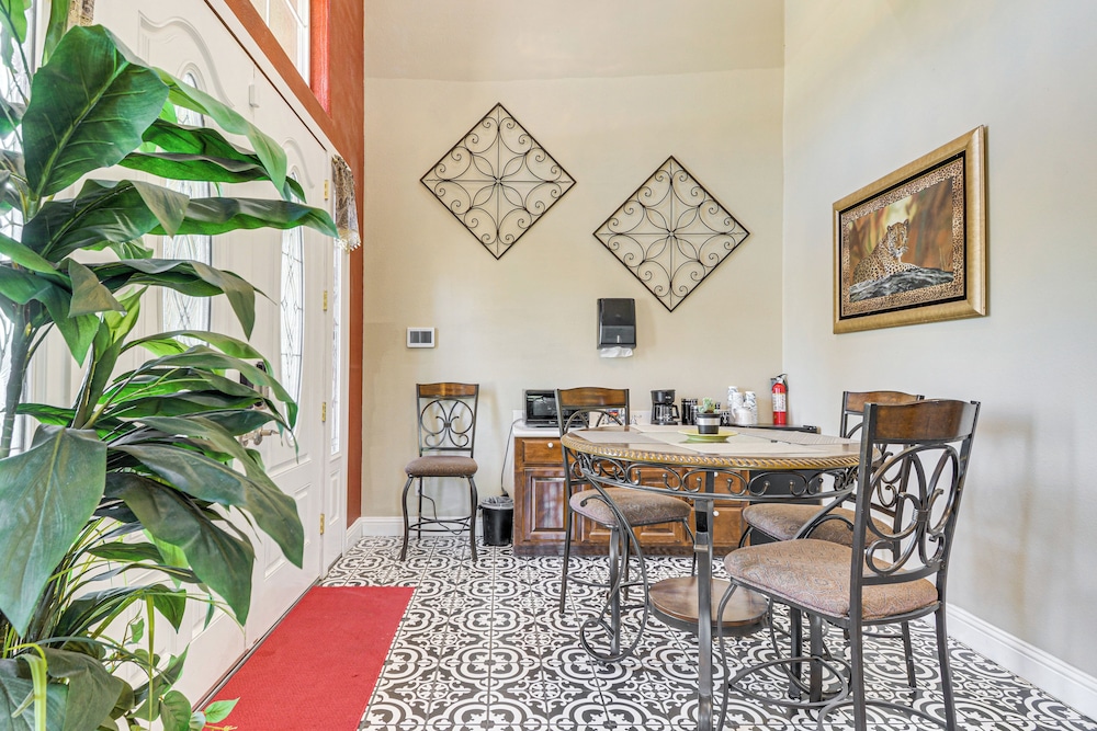 Golf, Fish & More: Cozy Safari Unit in Atwater!