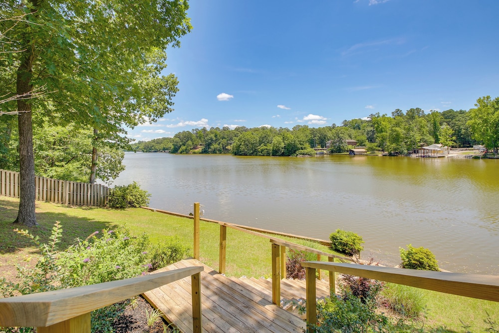 Secluded Lake Hamilton Access: Hot Springs Home