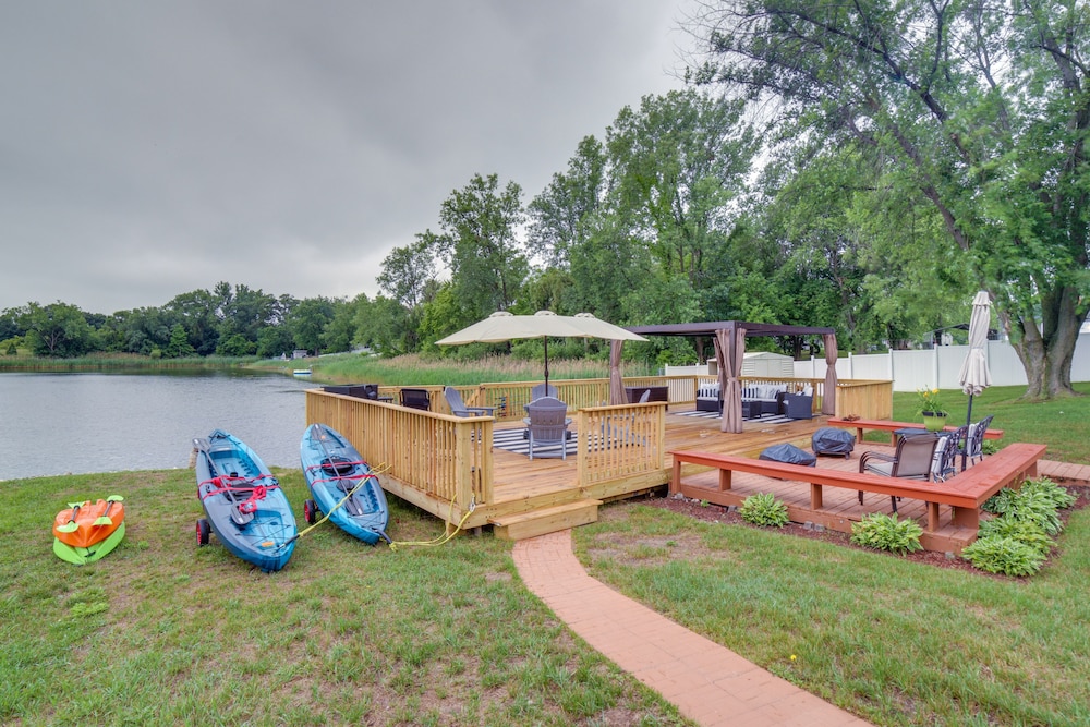 Kayaks & Fire Pits: Waterfront Portage Getaway!
