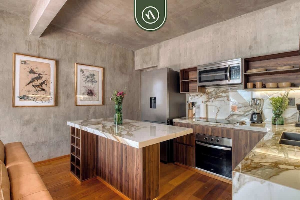 Luxury 3 BR House in Downtown - AC - Peaceful