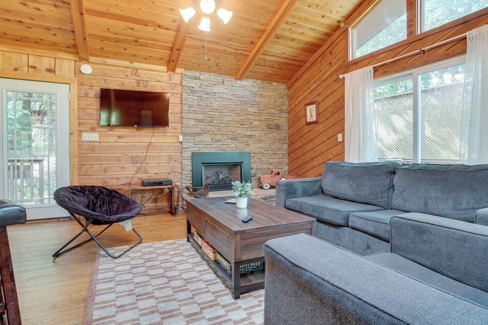 Private Hot Tub & Game Room: Cleveland Getaway