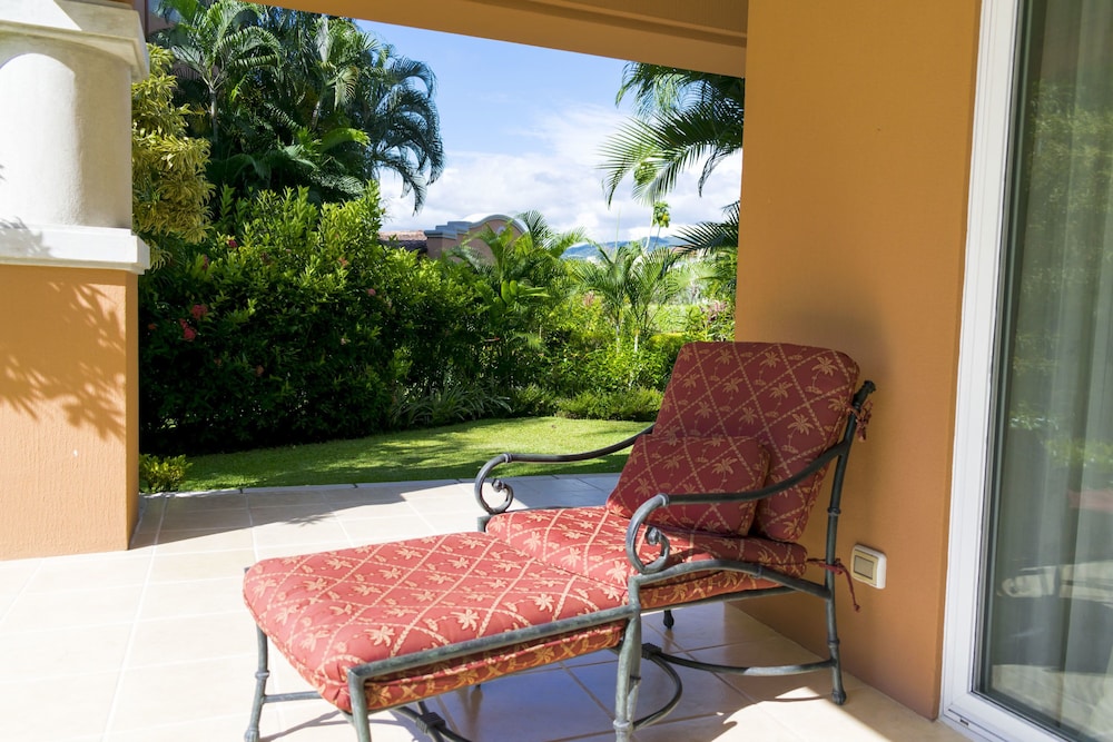 CR Luxury Los Sueños Condos