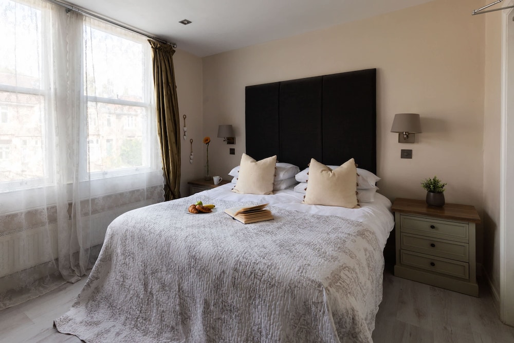 Stylish 4-bedroom Townhouse in the Heart of Bath