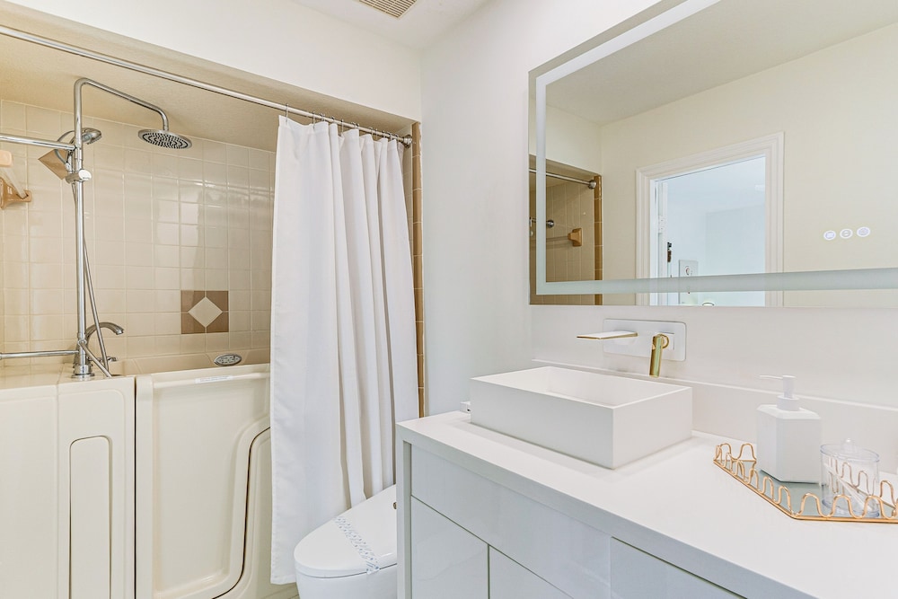 3 Mi to Beach: Pet-friendly Home in Port Charlotte