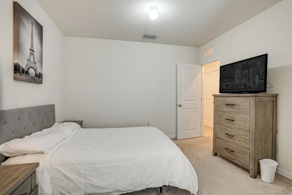 Modern Family Townhome w/ Patio in Riverview!