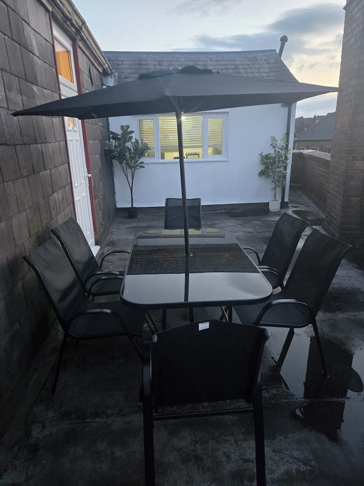 2 Bed - Sleeps 6 - Private Balcony - City Centre