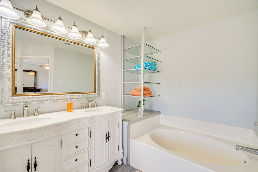 ~ 5 Mi to Beach & Dtwn: Home in Cape Coral!