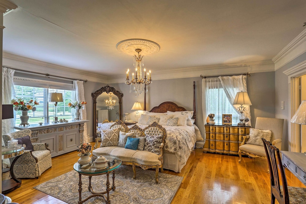 Historic Cedar Hill Mansion on Large Farm w/ Pool! view 5