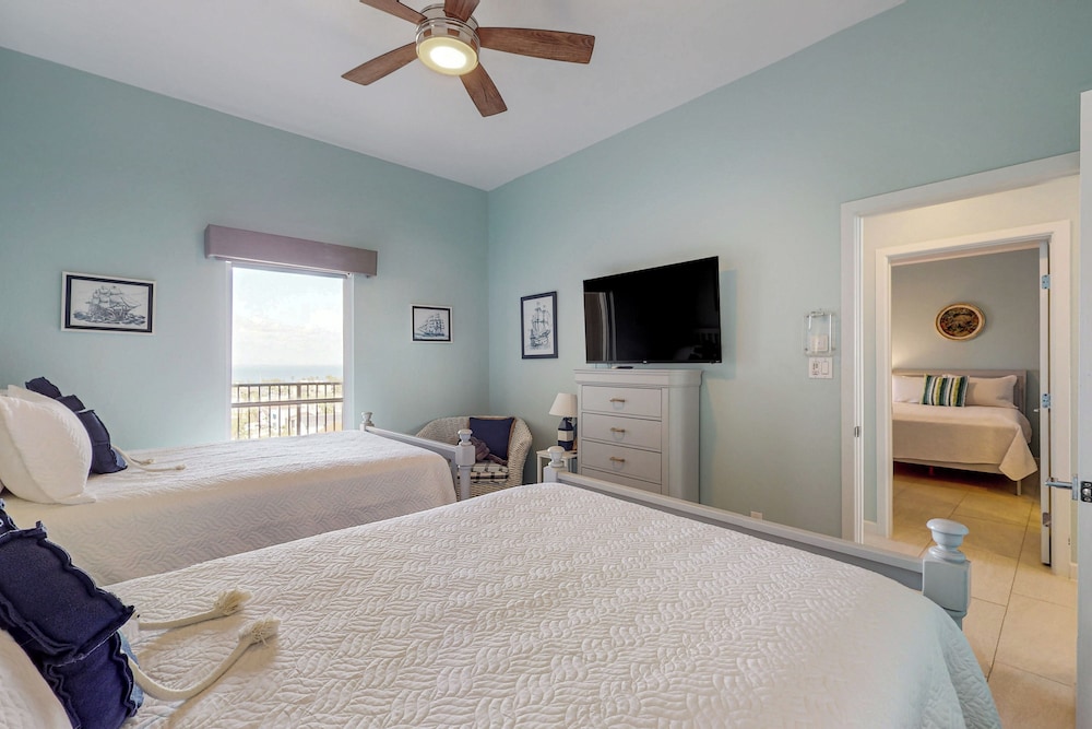 Gorgeous 3BR Penthouse w/ Lanai Facing the Gulf