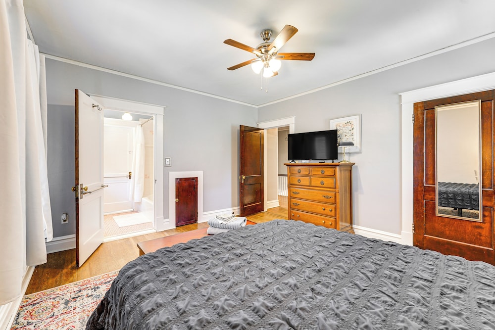 9 Mi to New River Gorge: Spacious Retreat w/ Porch
