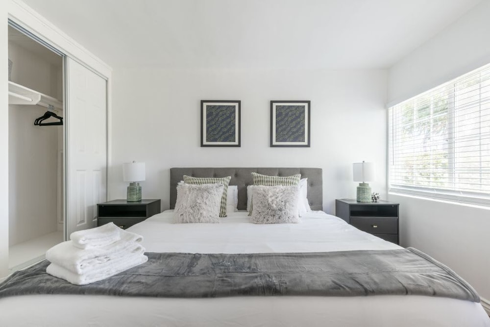 Charming Spacious Home - Modern Comforts, Prime Location