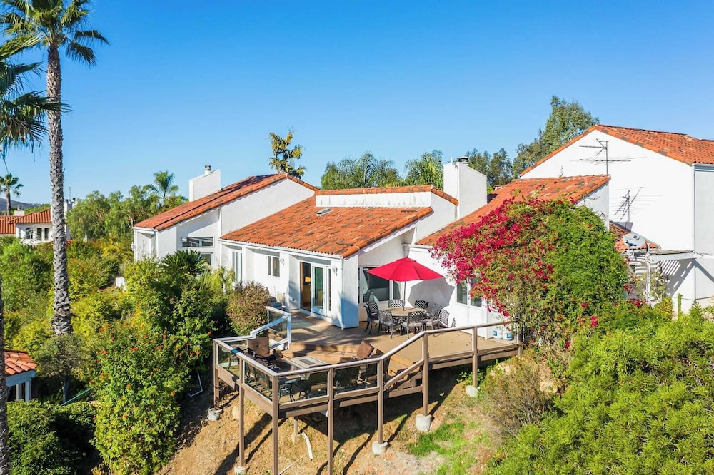 Two Estates w/ Pools, Hot Tubs, Game Rooms, Valley Views & Tennis Court Near Beaches & Wineries