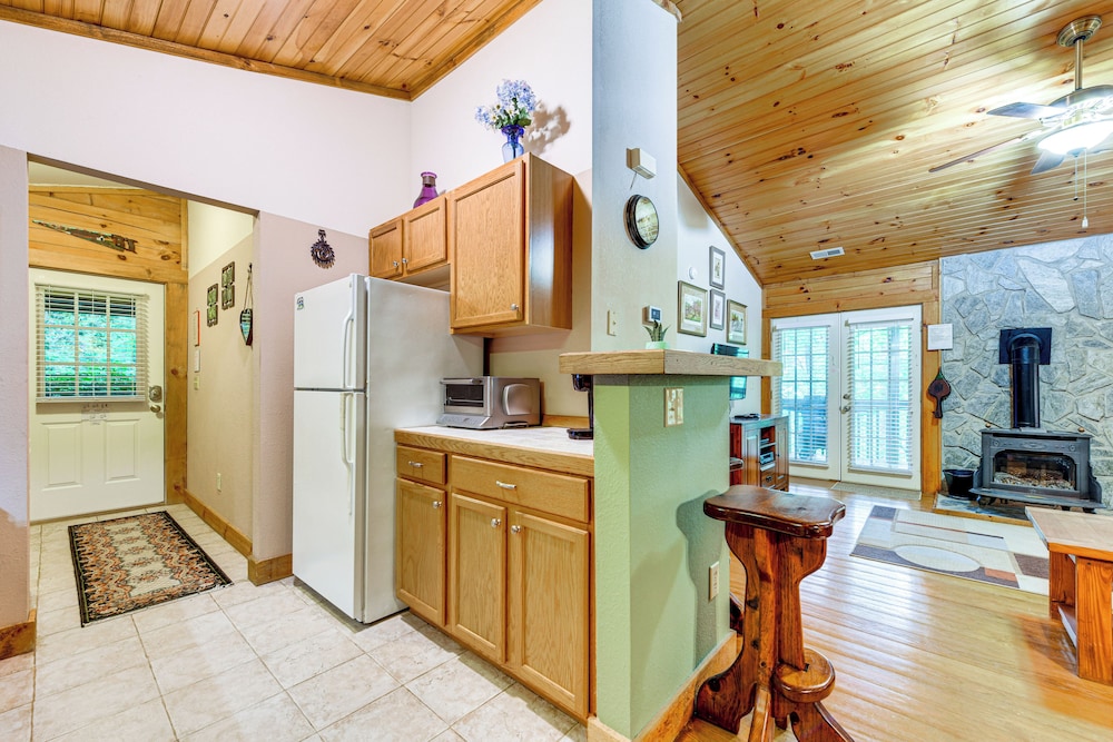 Serene Maggie Valley Retreat w/ Deck & Hot Tub! view 4