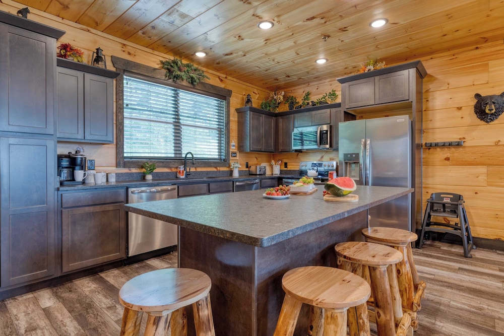 All Fun & Games by Avantstay Indoor Pool, Game Room, Theater, Mountain Views Near Pigeon Forge & Dollywood