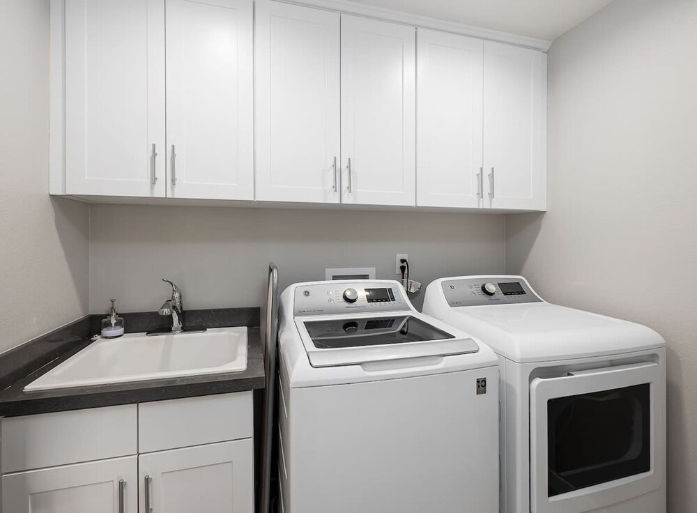 Large 4 Bedroom Close To Beach