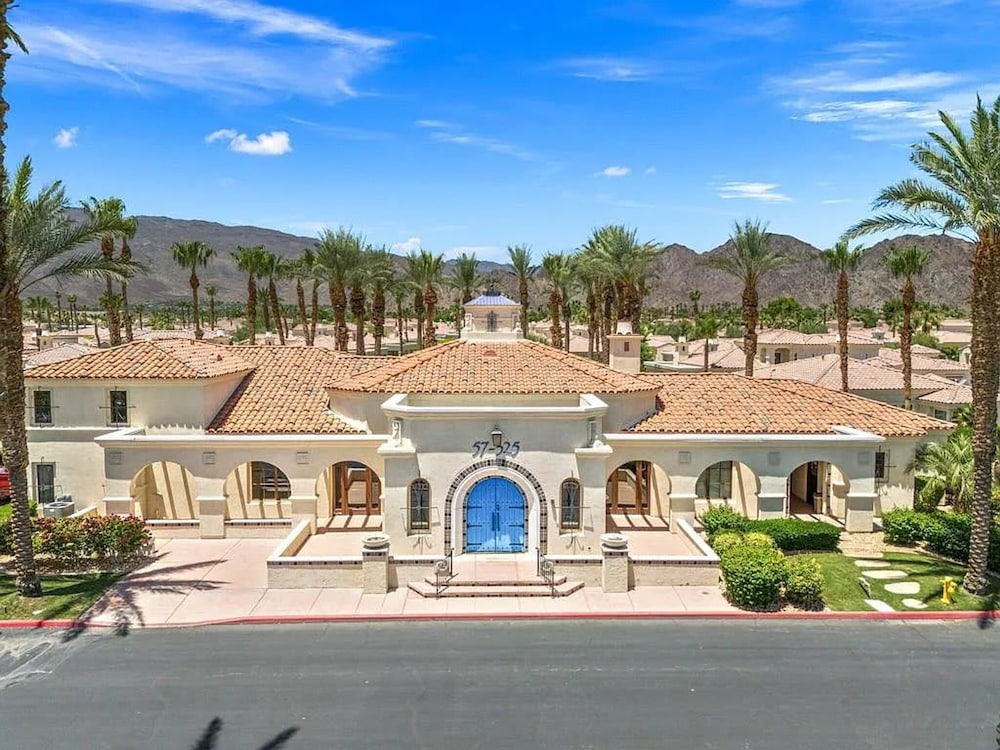 Stylish 2BR w Spa Patio