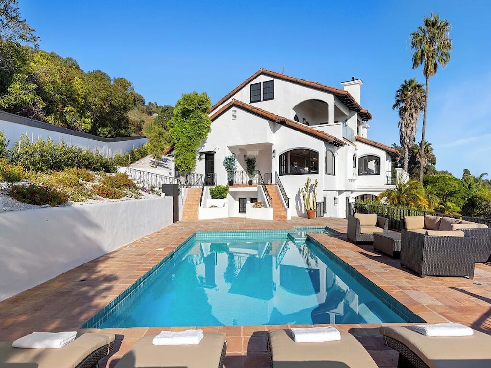 Villa Costera - Tree-lined Tranquility: 3-level Entertainer's Dream